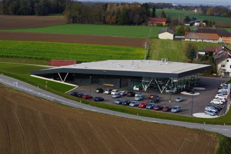 leistungen_gewerbe_industrie_buerogebaeude_verkaufshalle_autohaus_baumeister_ganglbauer